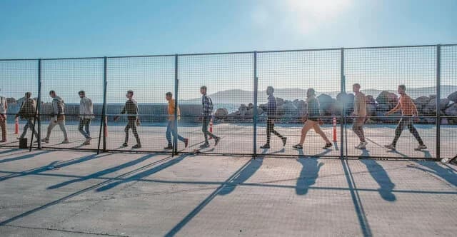Plevris kündigt Kürzungen der Migrantenleistungen an, Fokus auf Beschäftigung