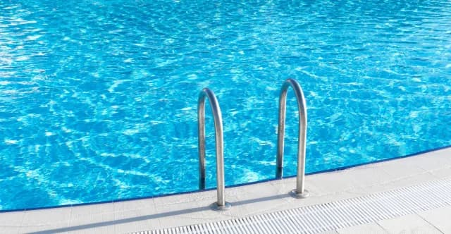 Rodas: Niña de 3 años en estado crítico tras caer en una piscina