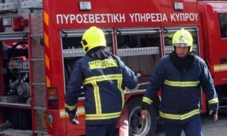 Incendio en una casa abandonada en Nicosia – Cierre de carretera