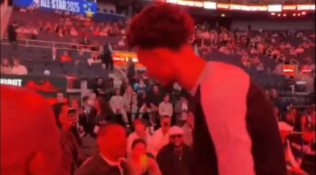 文班亚马会见博格斯：NBA的两个极端交汇