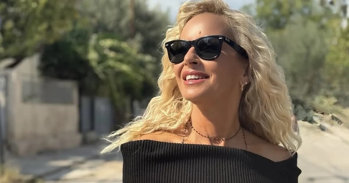 Мария Бекатору и осенняя мода на топы с открытыми плечами