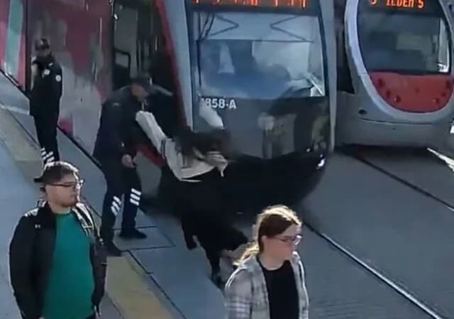טורקיה: מאבטח מציל אישה מרכבת קלה מתקרבת - וידאו