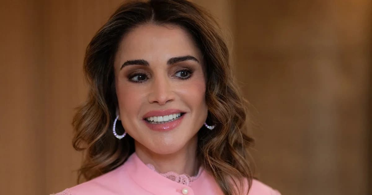 La Reina Rania de Jordania y la moda otoñal en tonos pastel