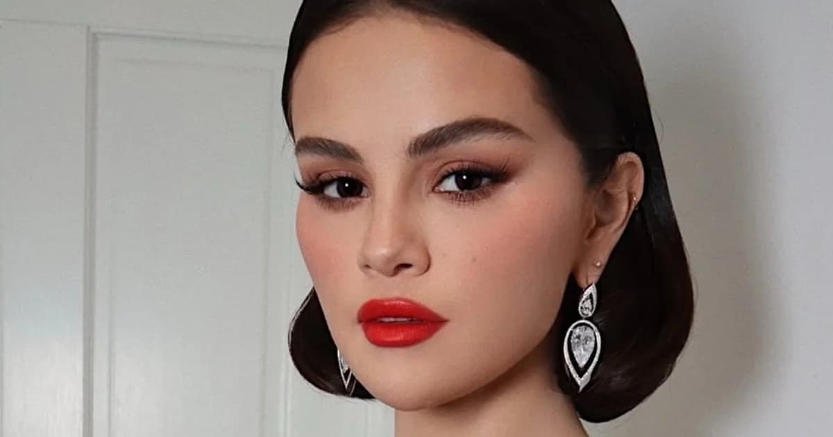Selena Gomez: Manicura Oxblood como tendencia de otoño 2025
