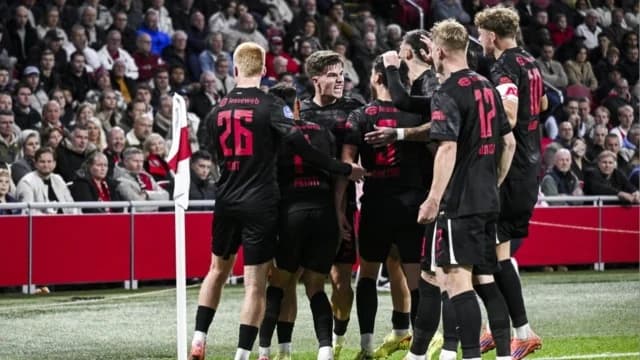 Eredivisie: AZ Alkmaar vence al Ajax, PSV Eindhoven líder