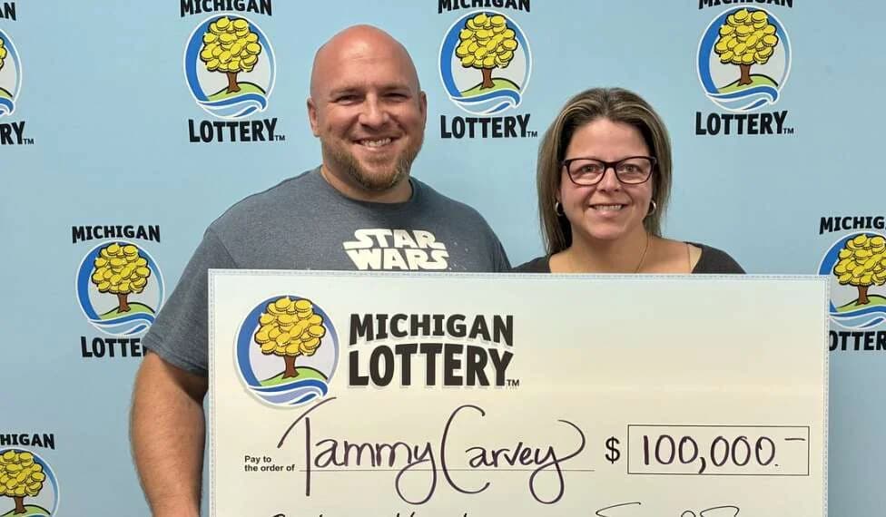 Mujer usa IA para jugar a la lotería y gana $100,000