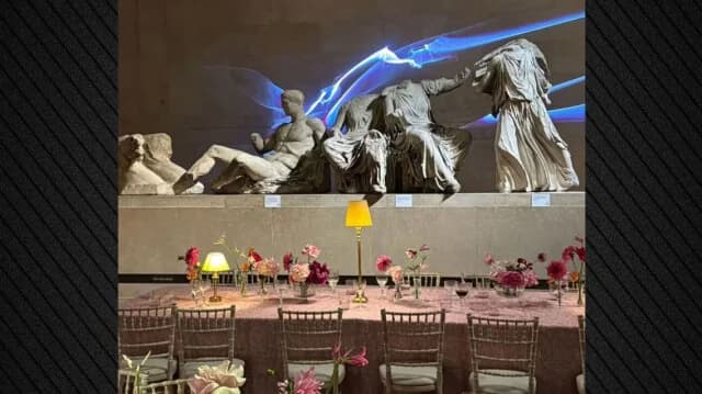 מארבה גרבובסקי-מיצוטאקיס מבקרת את ארוחת הערב של המוזיאון הבריטי עם פסלי הפרתנון