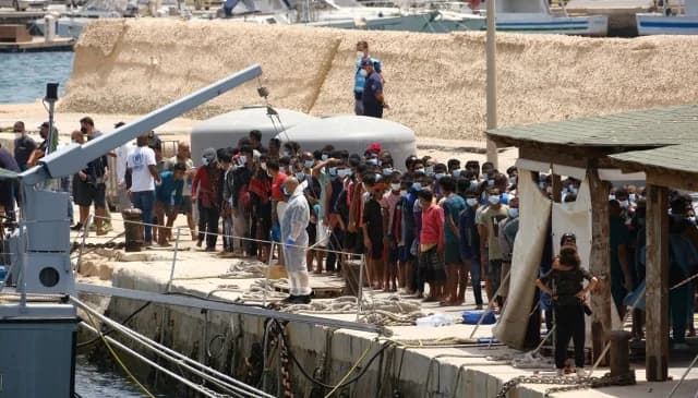 Υποχρεωτική διανομή εντύπου με προειδοποιήσεις για φυλάκιση σε παράνομους μετανάστες