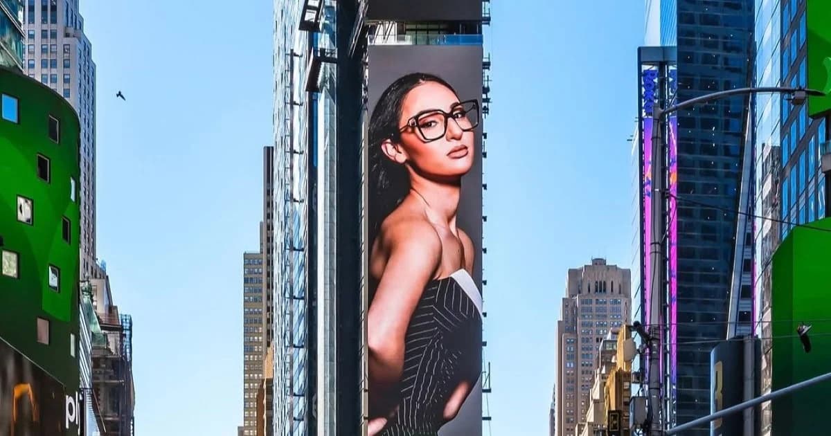 Klavdia aparece en Times Square a través de la campaña Spotify EQUAL