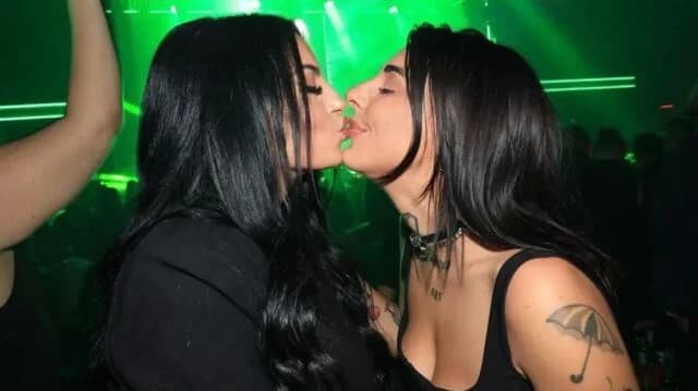 דימיטרה אלכסנדרקיס וסופר קיקי חולקות נשיקה במהלך בילוי לילי