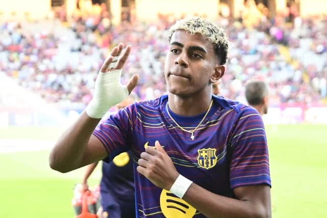 Yamal's girlfriend watches Barcelona - Olympiacos match