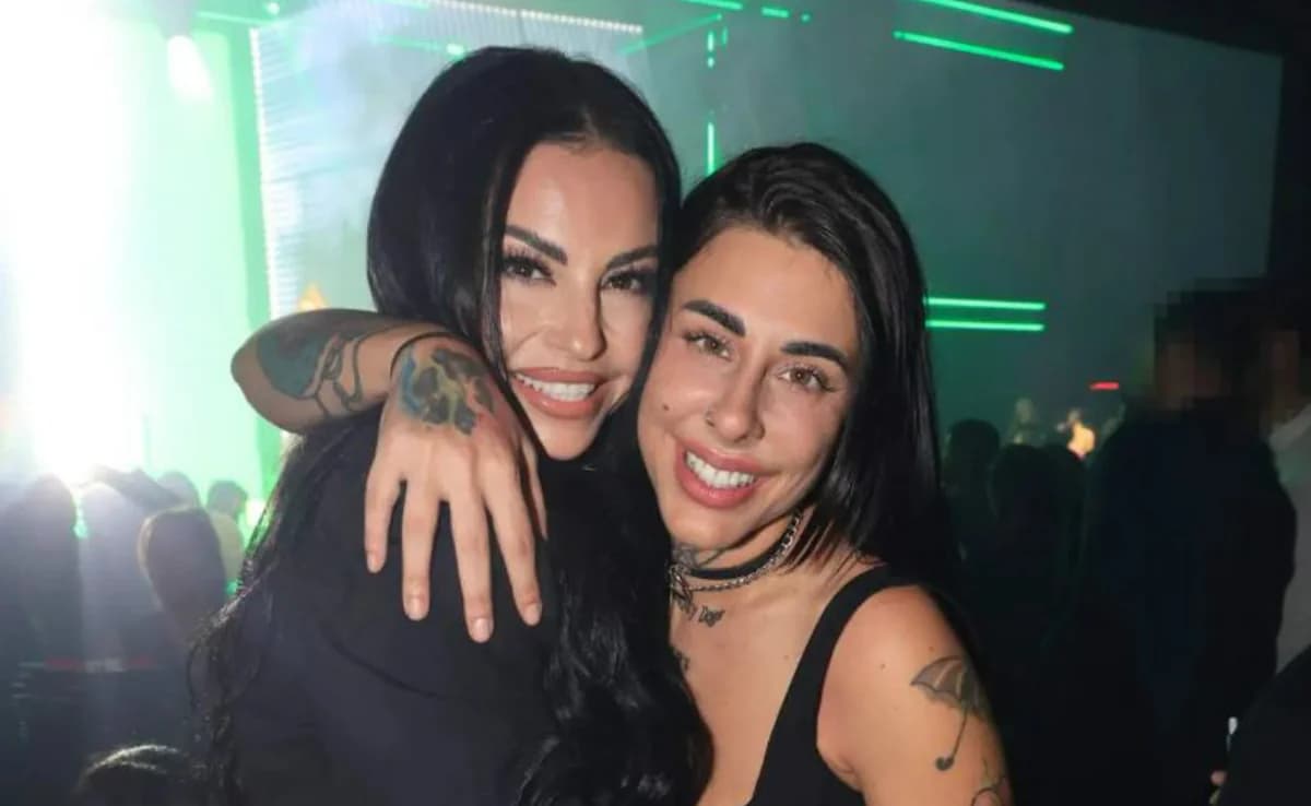 Dimitra Alexandrakis und Super Kiki teilen Kuss im Nachtclub