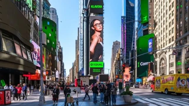 Klavdia aparece en Times Square a través de la campaña Equal de Spotify