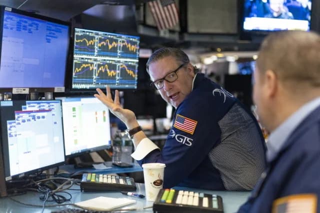 Wall Street: Νέο ρεκόρ για τον Dow Jones, πτώση για τον Nasdaq