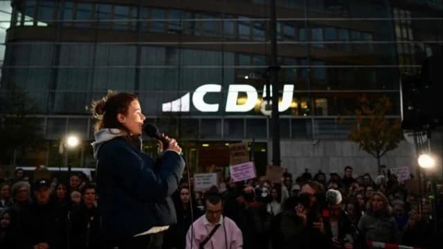Protest in Berlin gegen Merz' Aussage zu Migranten