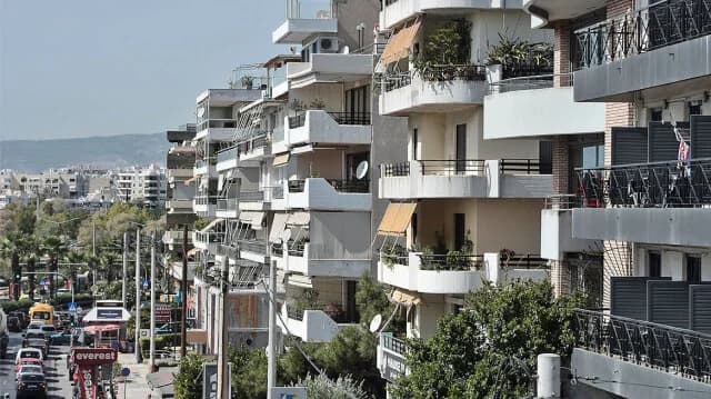 Στεγαστική κρίση: Παλαιότητα ακινήτων, υψηλές τιμές και χαμηλή απορρόφηση