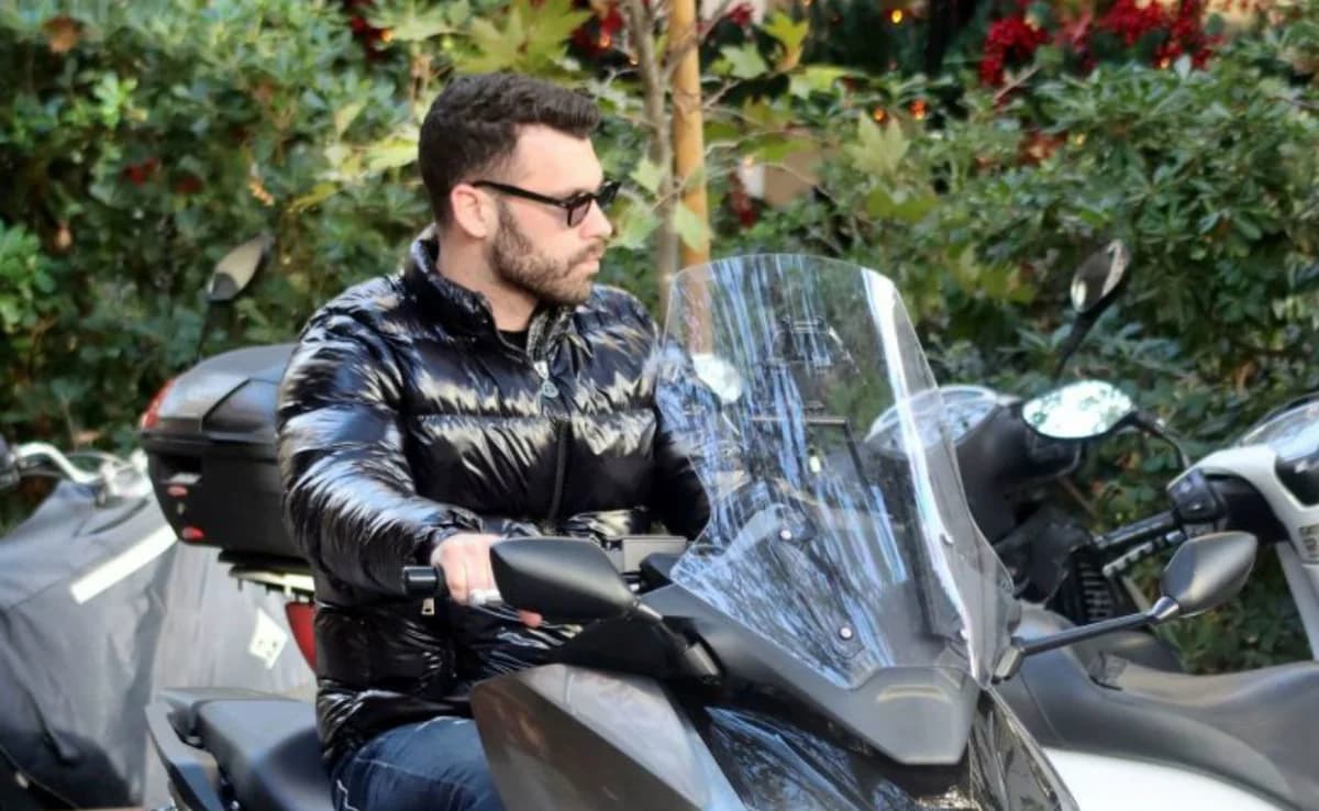Stathis Schizas wegen Fahrens ohne Helm in Athen mit Geldstrafe belegt