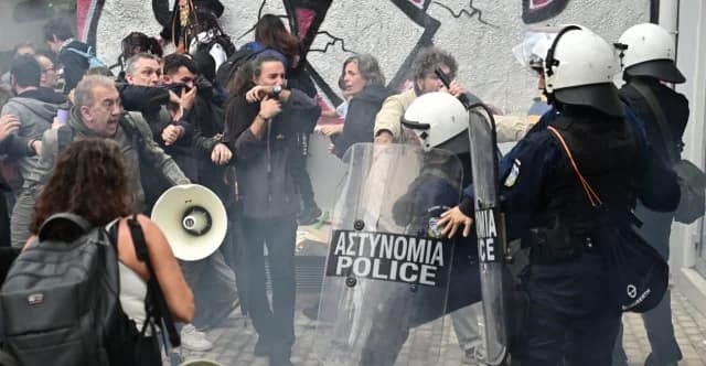 Auseinandersetzungen in Metaxourgeio: Polizei setzt Chemikalien vor Bildungsdirektion ein