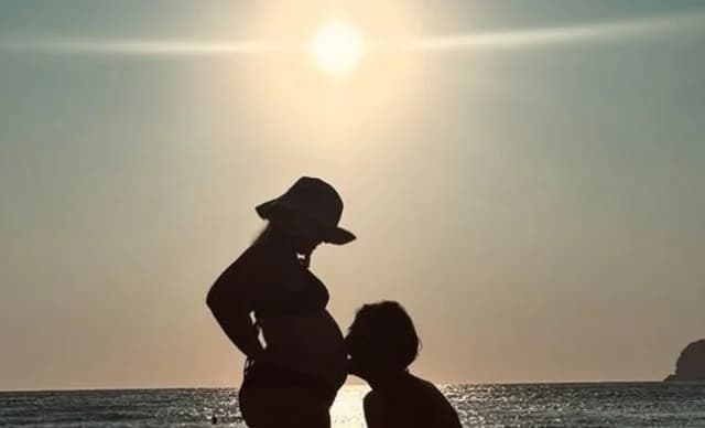 Vera Makromaridou: Photo with baby bump and tender gesture