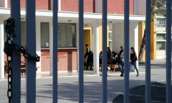 פאפוס: דווח על תלמיד שתקף במספריים בתיכון