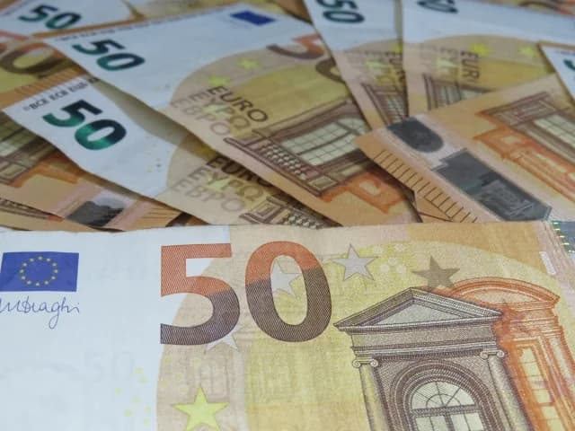 Καστοριά: Ηλικιωμένος πετούσε χαρτονομίσματα στον δρόμο