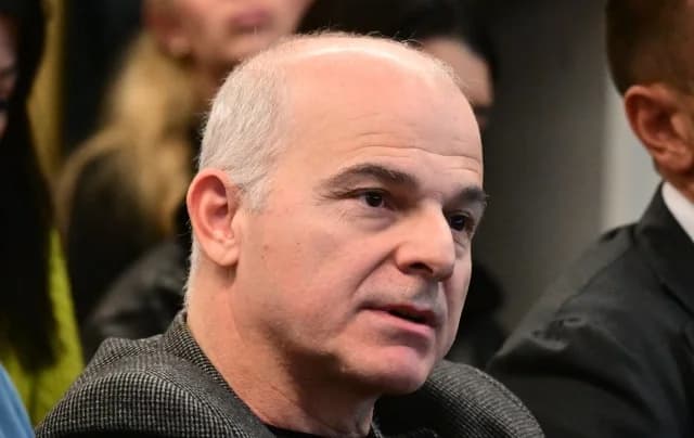 פסארופולוס: הסתייגויות לגבי התכנסות קרובי משפחה של קורבנות טמפי
