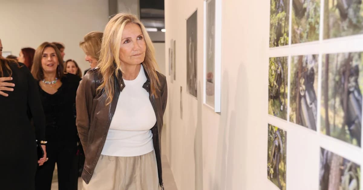 Mareva Mitsotaki: Auftritt bei Ausstellungseröffnung mit brauner Lederjacke