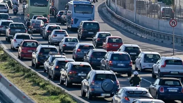 Puente del 28 de Octubre: Aumento del tráfico y retrasos en Attiki Odos