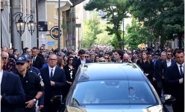 Beerdigung von Dionysis Savvopoulos: Emotionen bei der Beisetzung mit 'Lasst die Tänze beginnen'