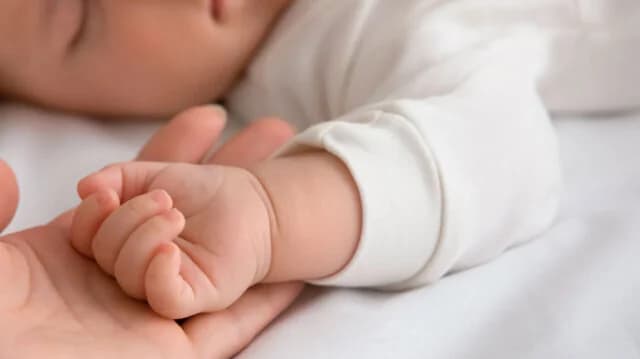 Βρέφος 18 μηνών νοσηλεύεται διασωληνωμένο στη Λάρισα με εγκαύματα