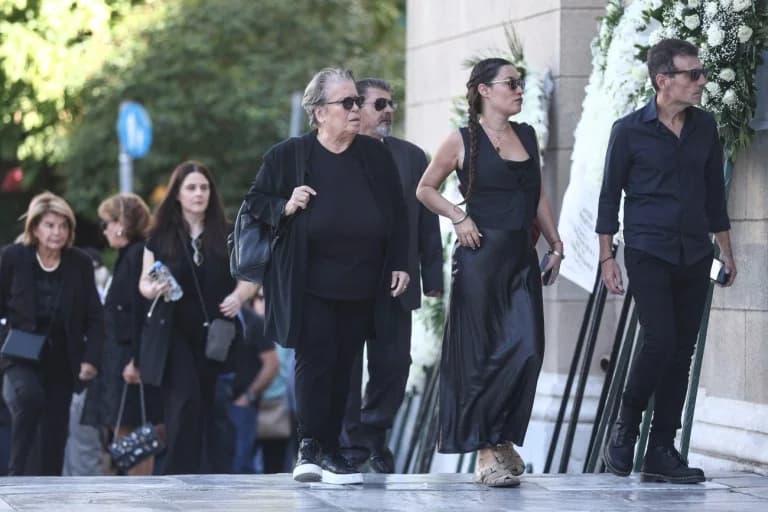 Emotivos homenajes en el funeral de Dionysis Savvopoulos