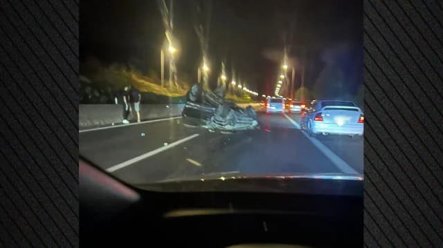 Accidente de tráfico en la autopista Atenas-Lamia, área de Yliki: coche volcado