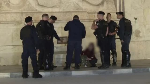 Frau vom Grabmal des unbekannten Soldaten entfernt