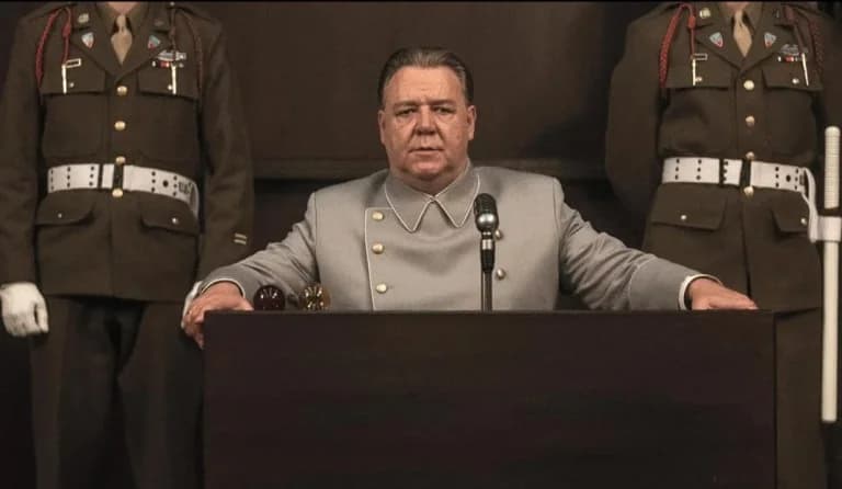 罗素·克劳在电影《纽伦堡》中饰演赫尔曼·戈林