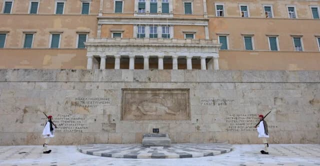 Κυβέρνηση σε ετοιμότητα για τις παρελάσεις – Επίθεση στον Βορίδη