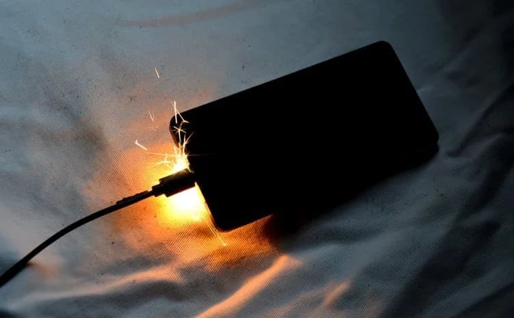 Powerbank-Brand beschädigt Fahrzeug in Nikosia