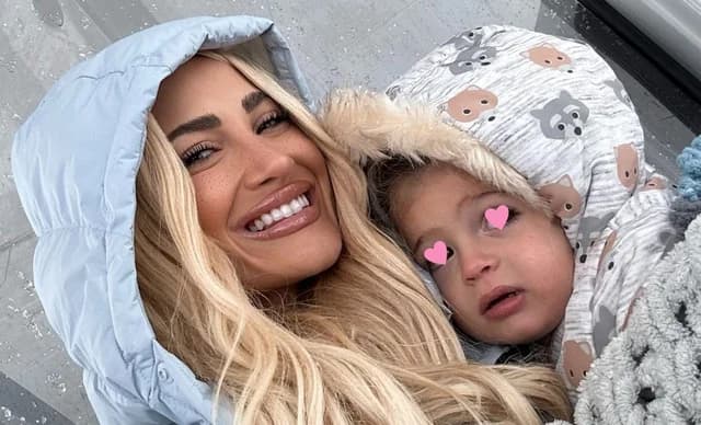 Ioanna Touni y su hijo en el desfile del 28 de octubre en Tesalónica
