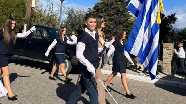 Συγκίνηση στην Γαβαλού Αγρινίου: Τυφλός μαθητής σημαιοφόρος στην παρέλαση
