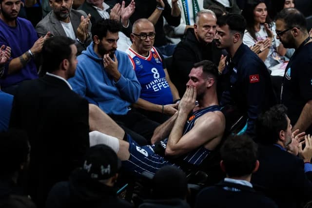G. Papagiannis: exitosa cirugía de LCA, baja por 8 meses