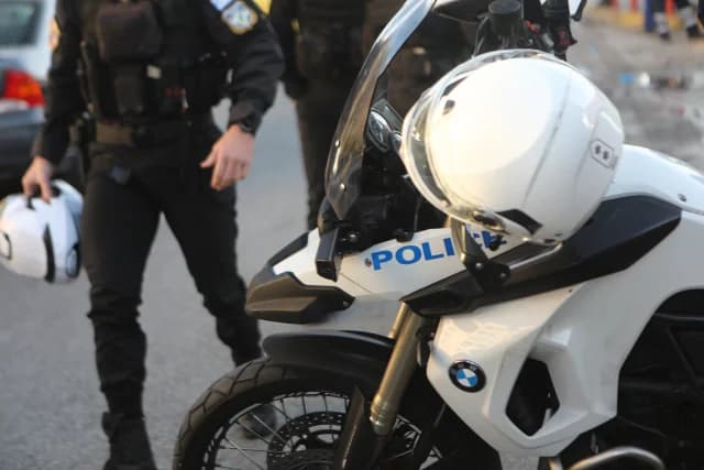 Γλυφάδα: Άστεγος επιτέθηκε σε 70χρονη – Κρίσιμη η κατάστασή της
