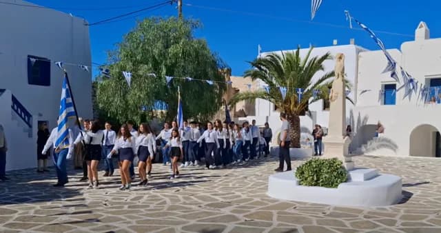 Einzigartige Parade in Sikinos mit Schülern aus Elliniko