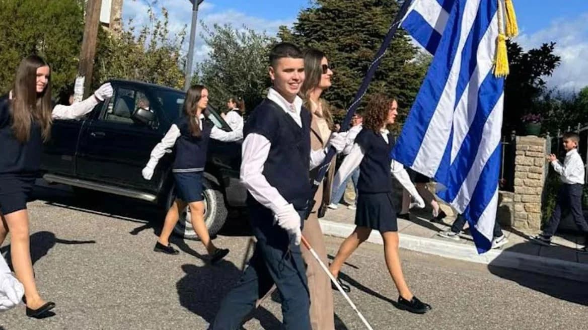 Agrinio: Blinder Schüler Fahnenträger bei Parade am 28. Oktober