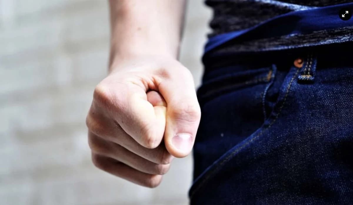 Patras: 17-Year-Old Stabbed in Football Fan Violence Incident