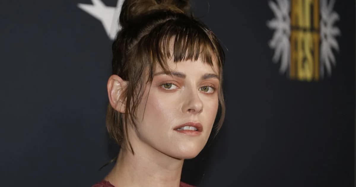 Kristen Stewart: Maquillaje Monocromático y Look de Belleza Impresionante