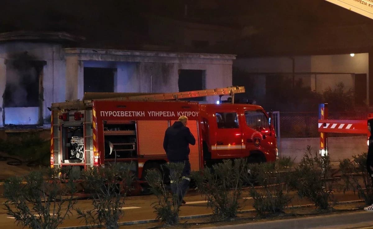Πυρκαγιά σε κάδους απορριμμάτων σε σχολείο της Λευκωσίας