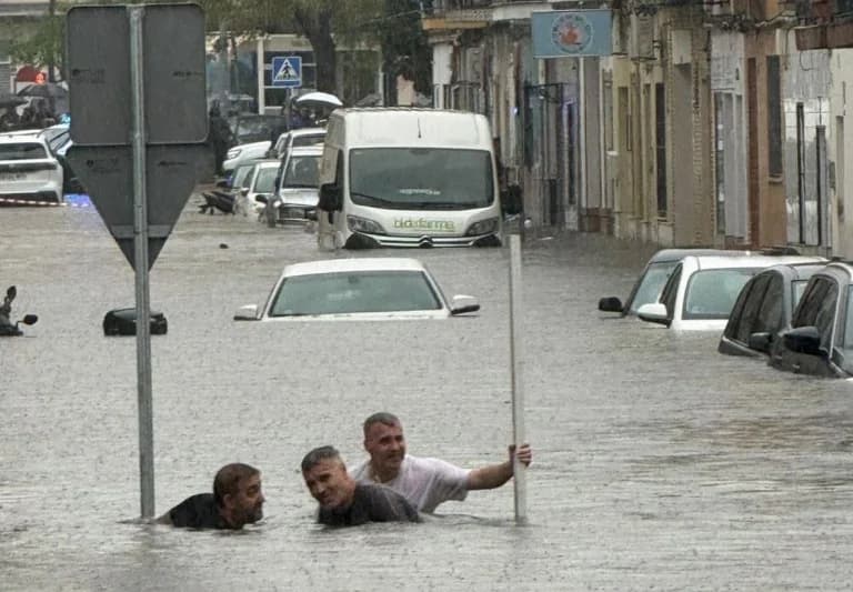 Sevilla y Huelva Inundadas por la Primera Tormenta de Otoño