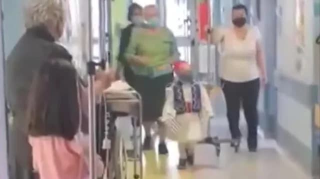 Gabriel, de 5 años, desfila como Tsolias en el Hospital Hippocratio