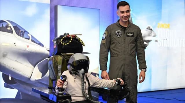 Flugsimulatoren der Luftwaffe in der Metrostation Syntagma