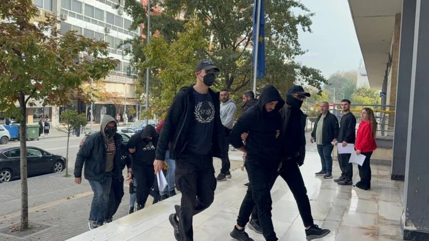 Dos detenidos por el asesinato de Demosthenous comparecen en la Fiscalía de Tesalónica