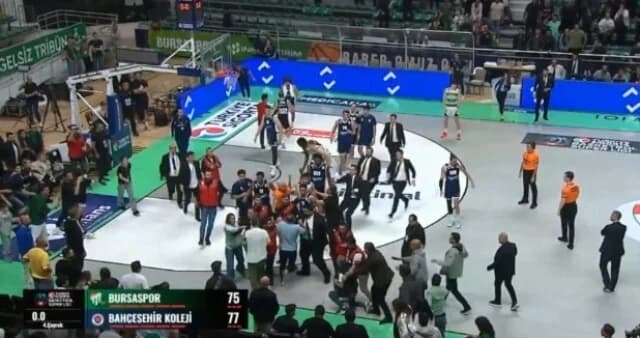 Türkei: Fans stürmen Basketballfeld bei Spiel Bursaspor gegen Bahcesehir